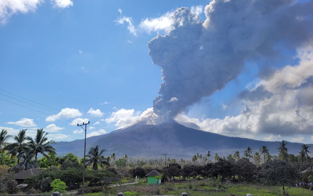 Penerbangan dari dan ke Bandara Lombok Dibatalkan Akibat Sebaran Debu Vulkanik Gunung Lewotobi