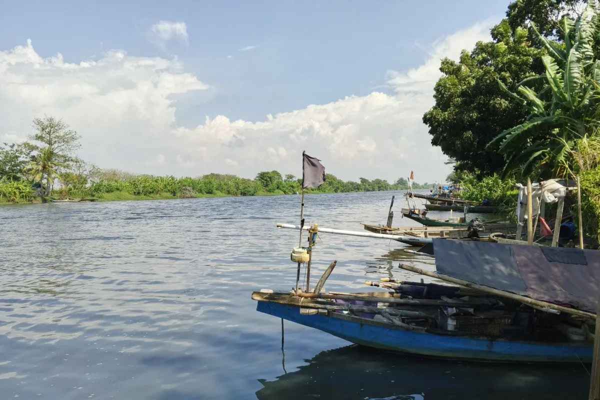 Warga Serang Keluhkan Pencemaran Sungai Ciujung oleh Limbah Industri, 'Air Hitam Pekat dan Bau Menyengat'