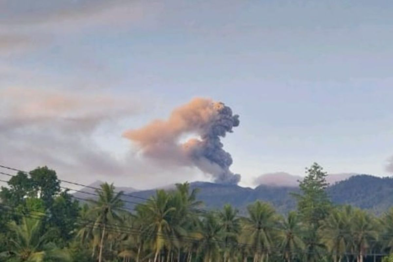 Gunung Dukono Kembali Erupsi, Abu Vulkanik Menjulang hingga 1.400 Meter