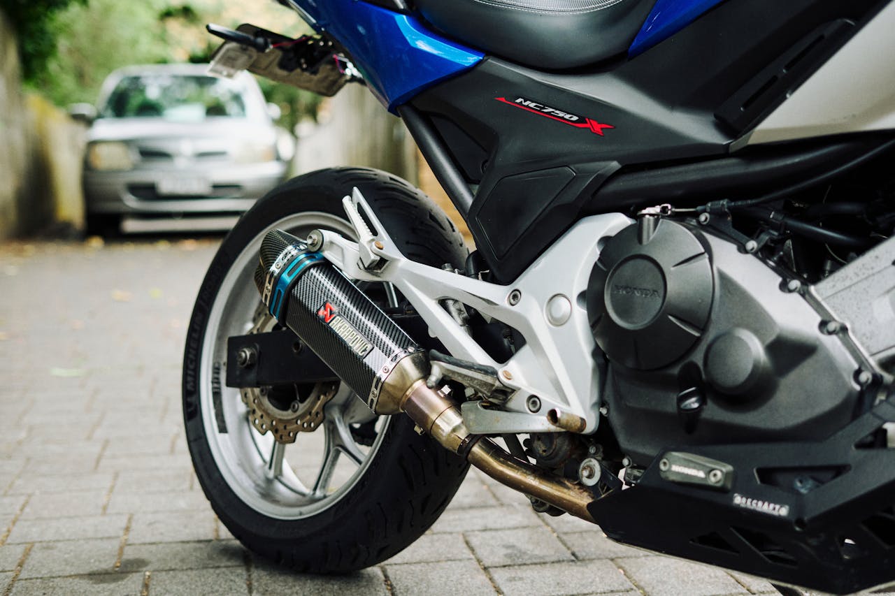 Knalpot Motor Ngeluarin Asap Putih? Ini Penyebabnya!