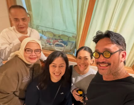 Tora Sudiro Resmi Jadi Kakek! Cucu Pertama Lahir, Netizen Heboh Wajah Bayinya Mirip Banget