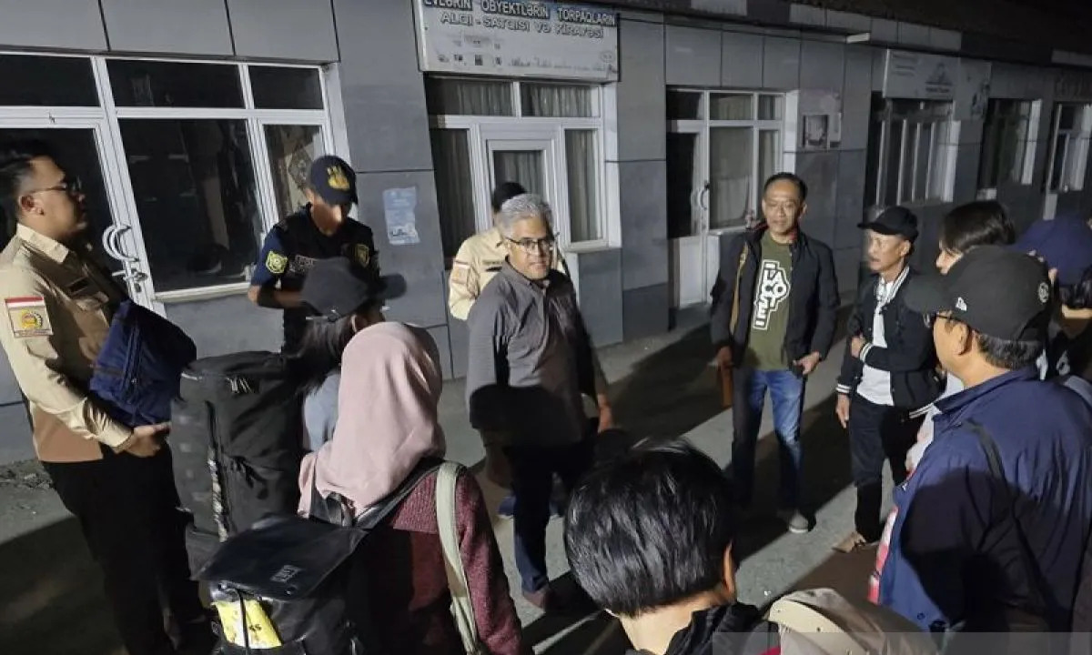 Kemlu RI Lanjutkan Evakuasi WNI dari Iran, Pemulangan Bertahap Dimulai Senin