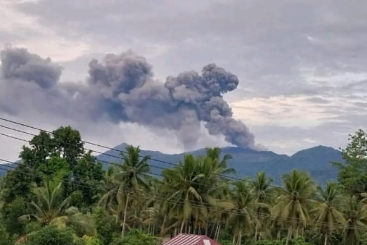 Gunung Dukono Meletus Lagi! Semburkan Abu Setinggi 1.100 Meter, Warga Diminta Siaga Masker!