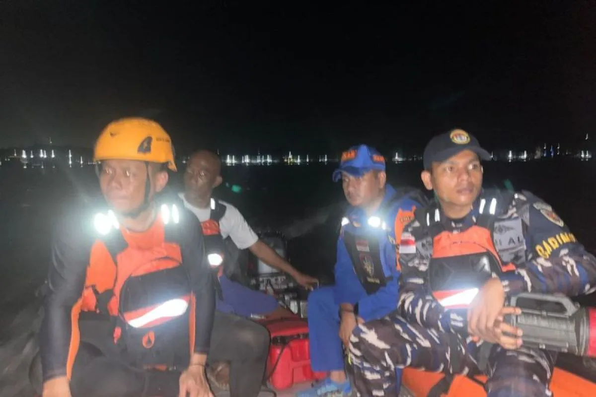 Kapal Long Boat Tim Sepak Bola Tenggelam di Batam, 8 Orang Masih Dicari