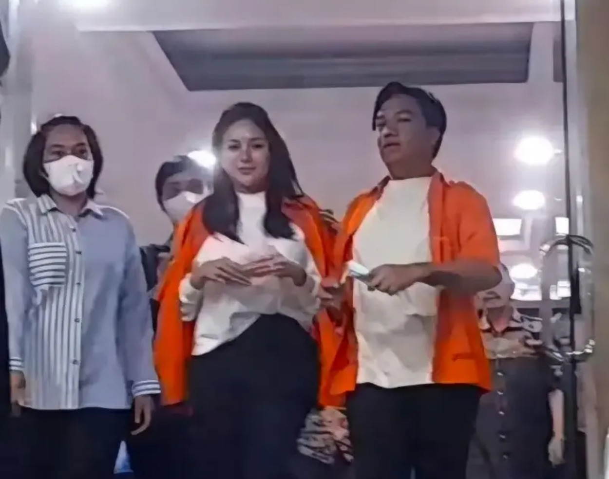 Nikita Mirzani Didakwa Pencemaran Nama Baik & Pencucian Uang, Dugaan Minta "Uang Tutup Mulut" Terbongkar!