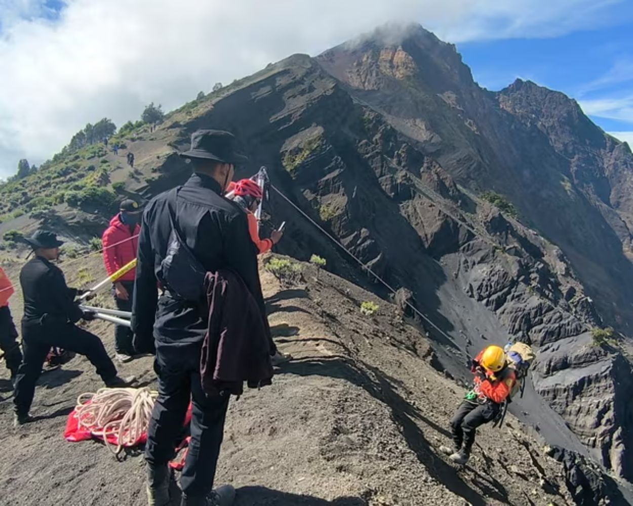 Pendaki Brasil yang Jatuh di Gunung Rinjani Meniggal Dunia, Ditemukan di Jurang Kedalaman 600 Meter