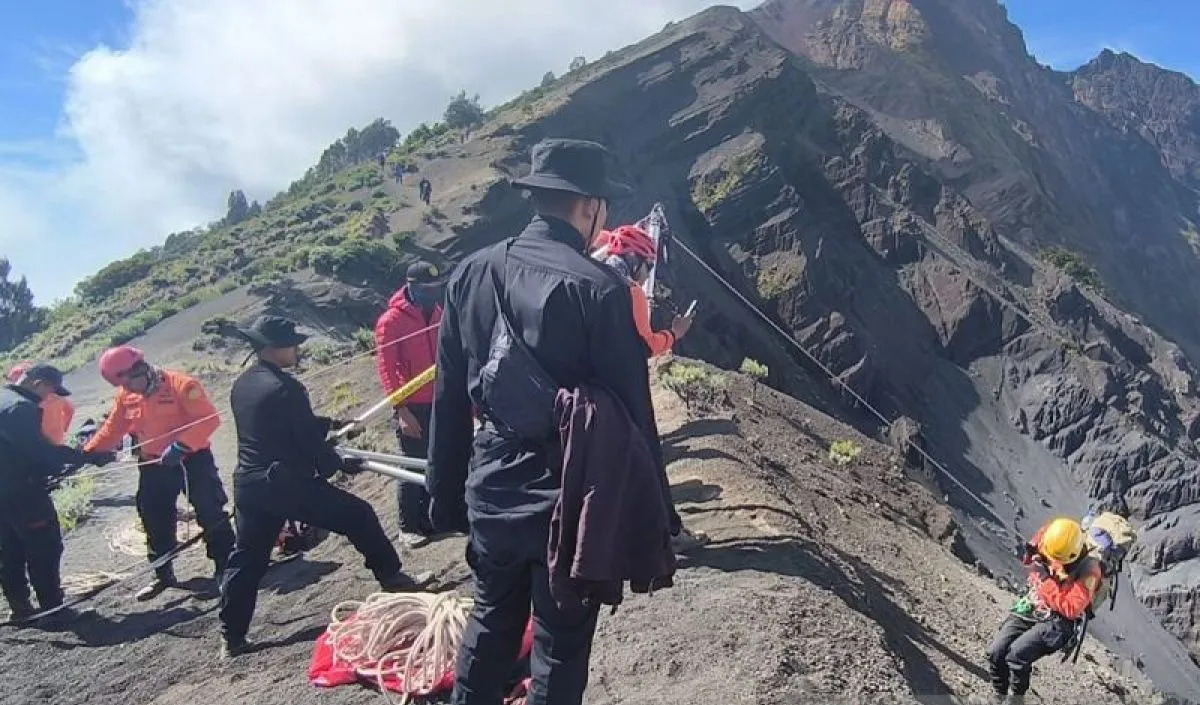 Tim SAR Temukan Wisatawan Brazil Jatuh di Gunung Rinjani, Evakuasi Terus Berlangsung
