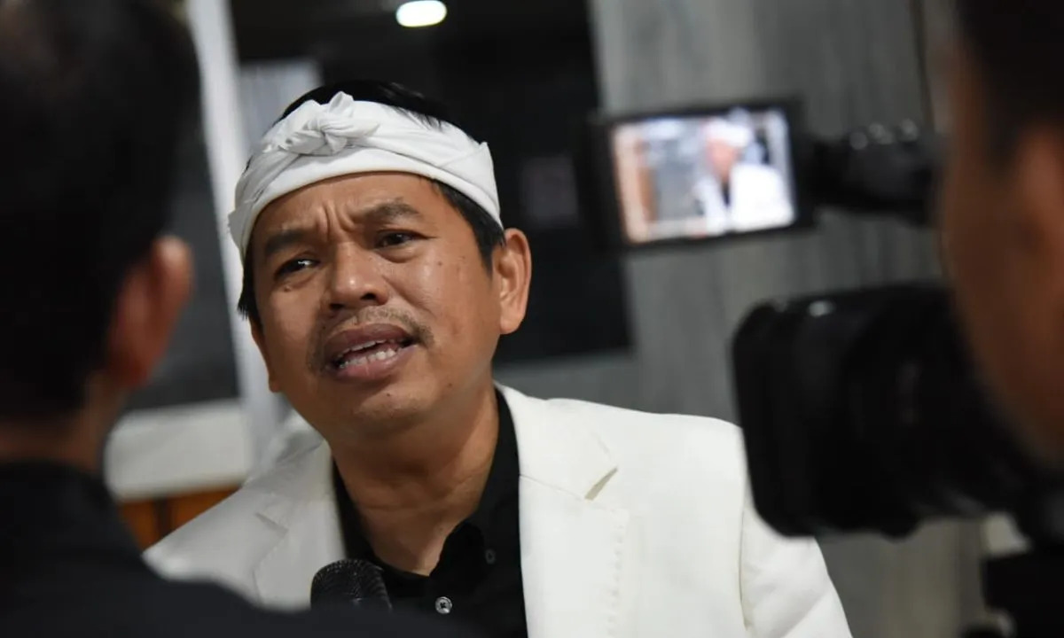 Viral! Gubernur Jabar Dedi Mulyadi Disiram Air di Tengah Kerumunan Warga, Pelaku Bawa Jimat dan Ngaku Spontan