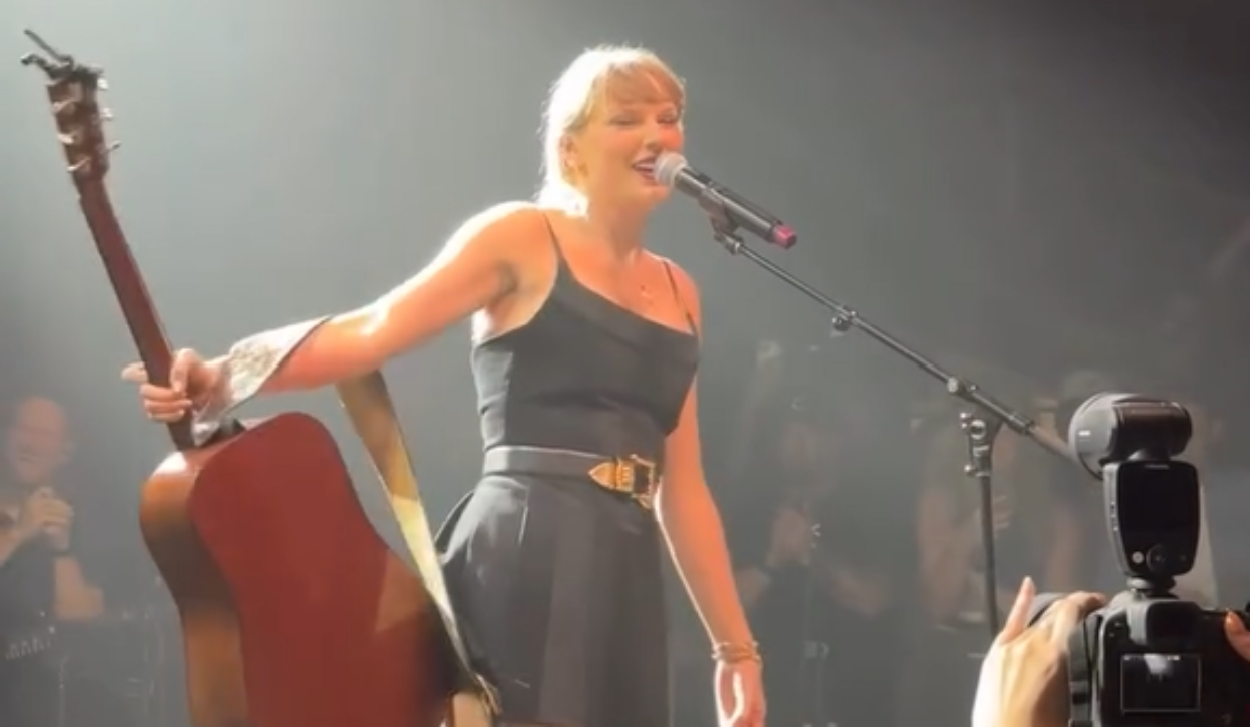 Taylor Swift Bikin Geger Pesta Olahraga dengan Penampilan Kejutan Lagu 'Shake It Off'