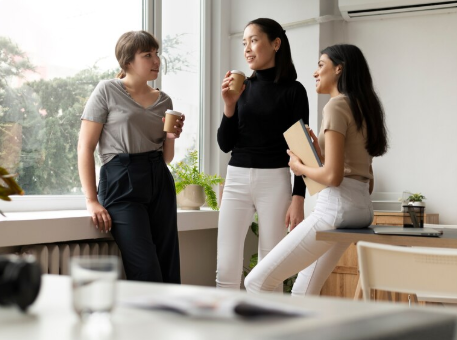 Haruskah Punya Teman Dekat di Kantor? Ini Plus Minusnya yang Wajib Kamu Tahu!