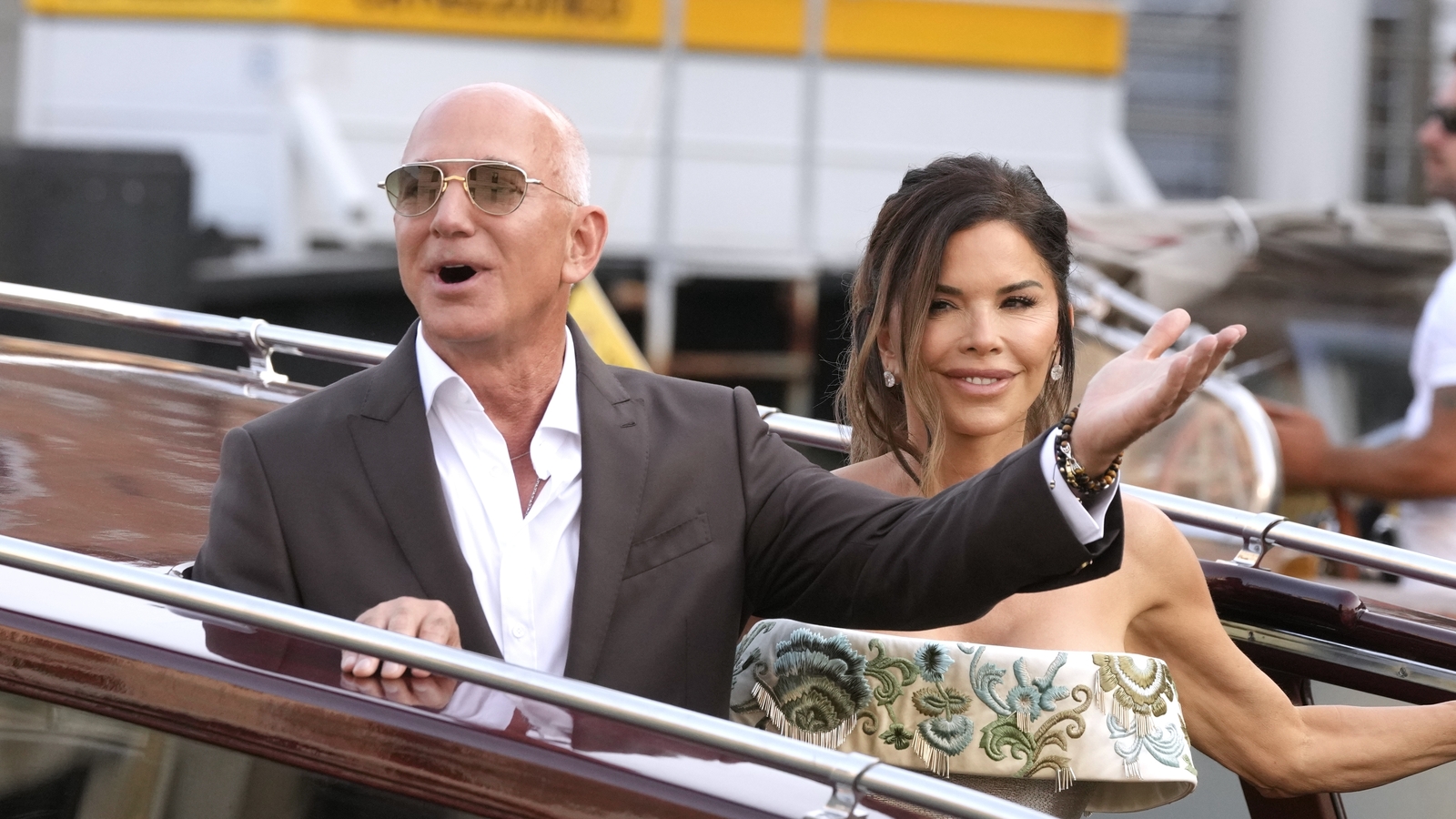 Pernikahan Mewah Jeff Bezos dan Lauren Sanchez di Italia: Gondola, Gaun Emas, dan Tamu Selebritis Bertaburan