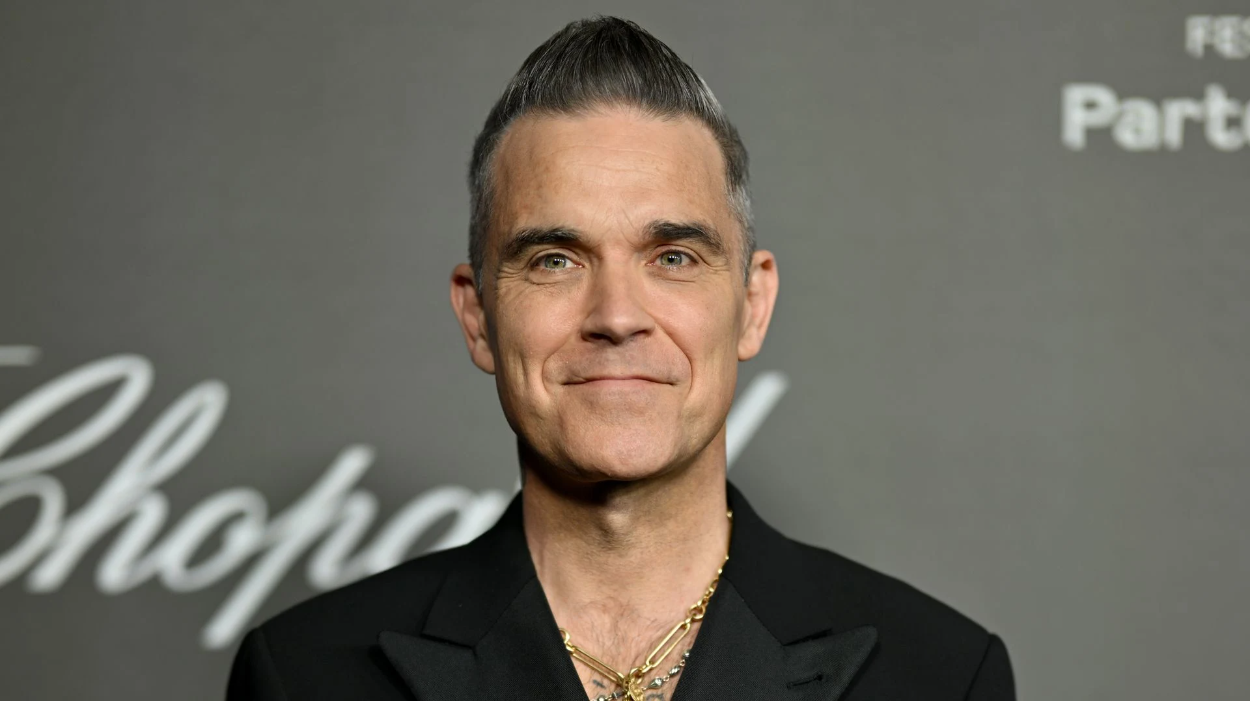 Robbie Williams Beri Kode Keras Akan Tampil Mengejutkan di Glastonbury