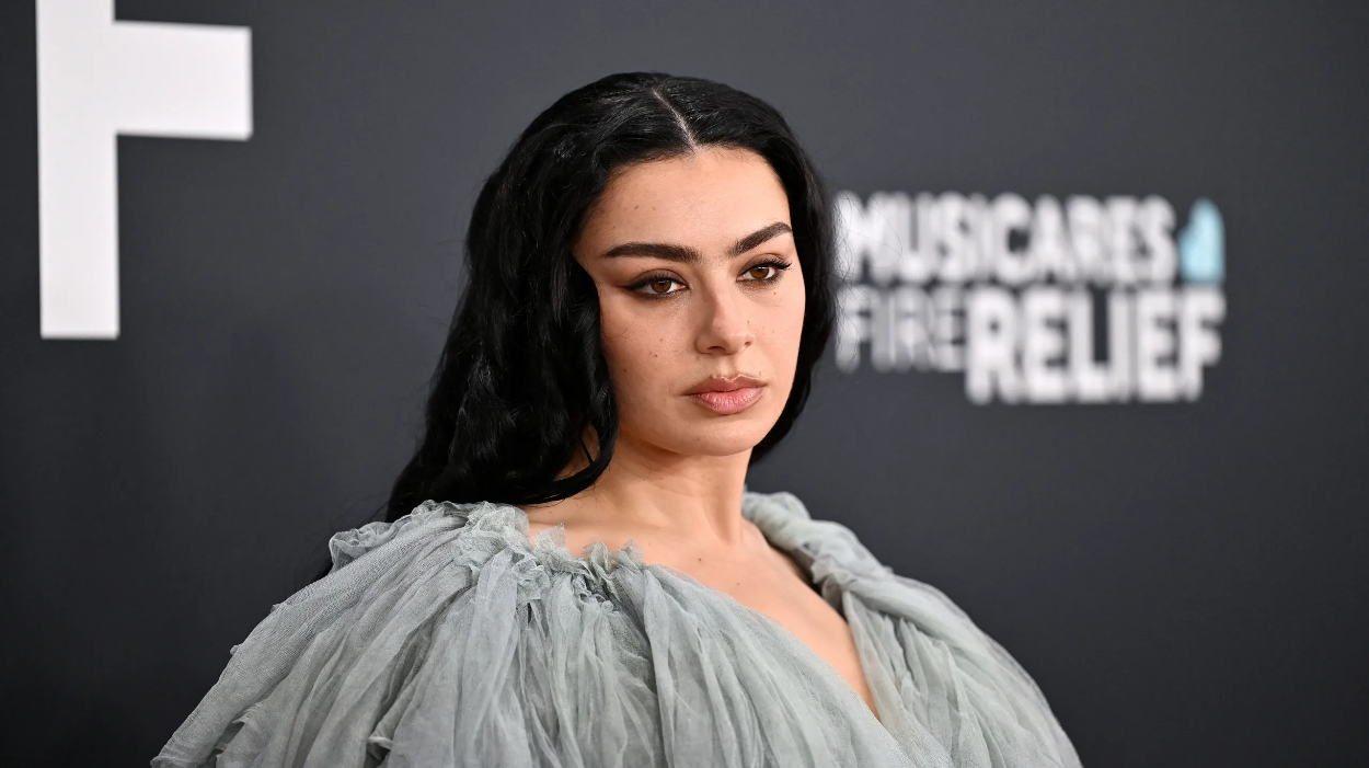 Charli XCX Tanggapi Keras Komentar 'Boomer' soal Penampilannya di Glastonbury