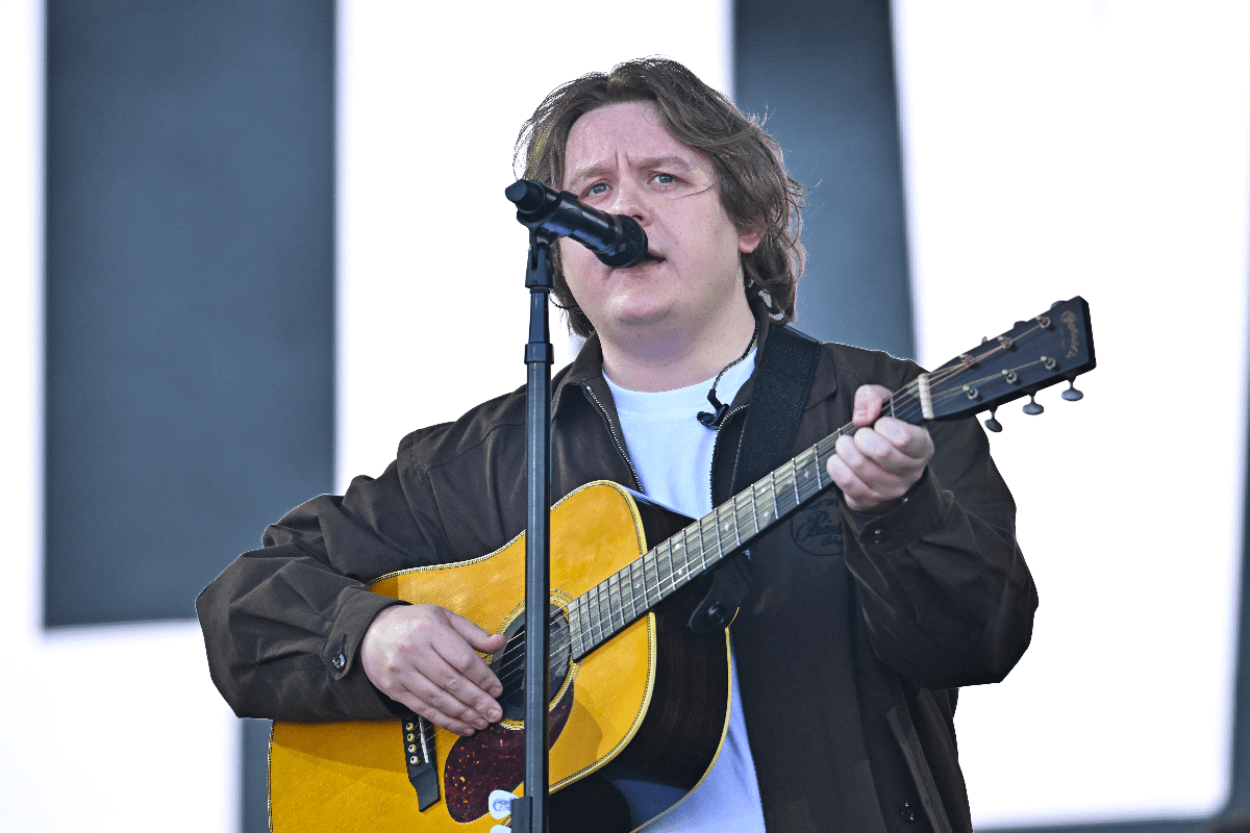 Lewis Capaldi Umumkan Tur Arena Setelah Penampilan Comeback di Glastonbury