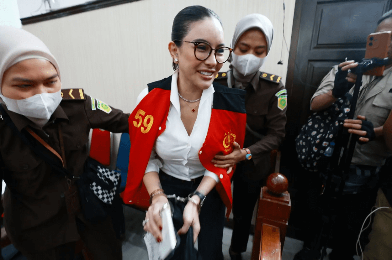Diborgol dan Pakai Rompi Tahanan, Nikita Mirzani Hadiri Sidang Kasus Pemerasan di PN Jaksel