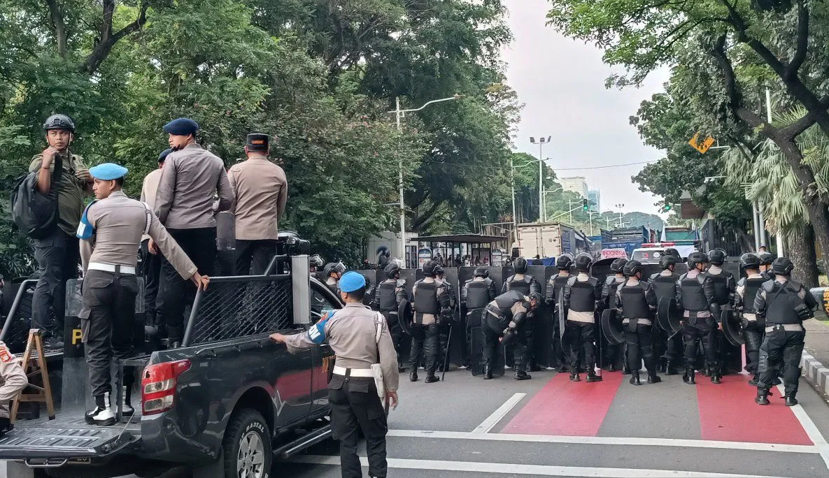 Ratusan Truk Dikerahkan Blokade Balaikota, Polisi Bubarkan Paksa Aksi Tolak RUU ODOL!