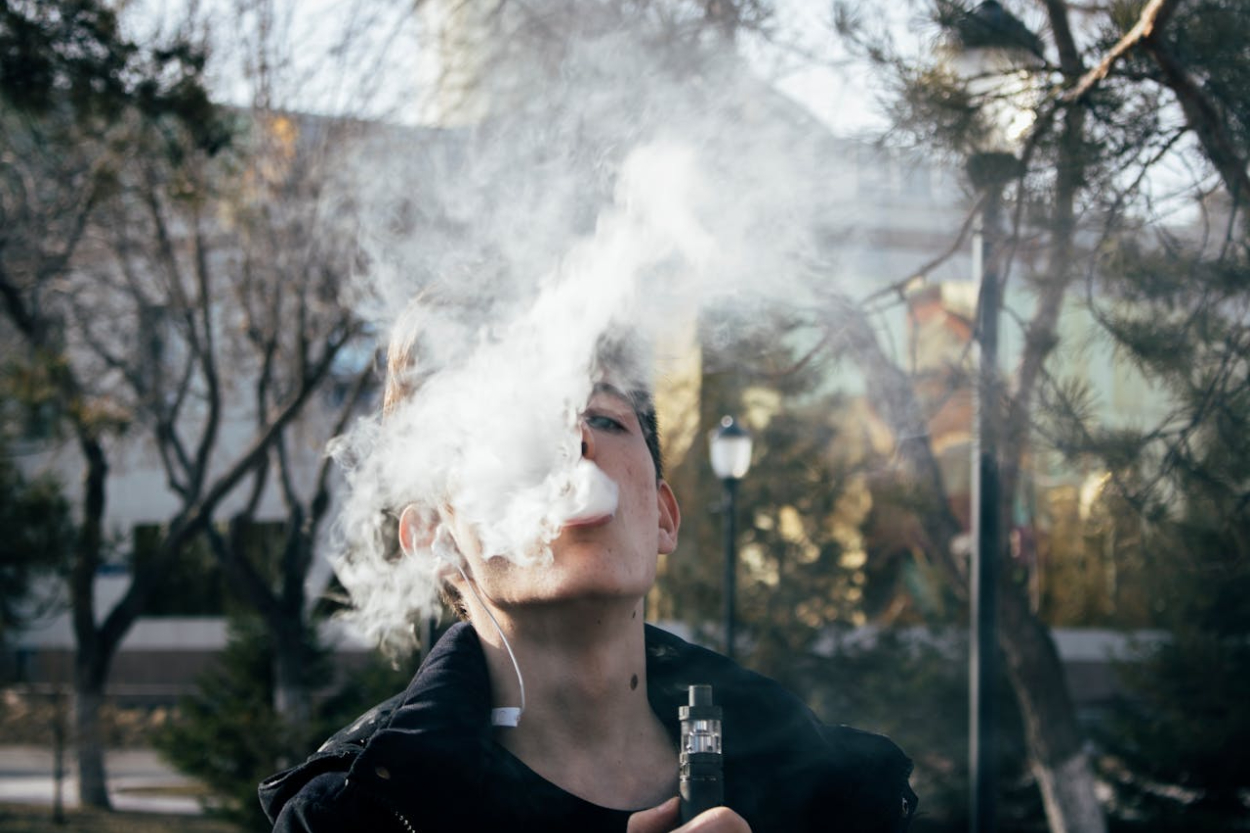 Suka Nge-Vape? Waspadai 3 Masalah Mulut yang Bisa Muncul