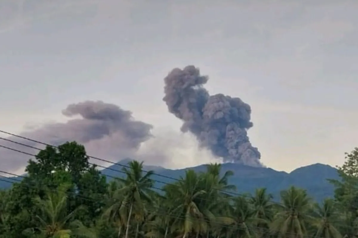 Gunung Dukono Meletus Pagi Buta! Abu Vulkanik Sembur hingga 1.500 Meter, Warga Diminta Siaga!
