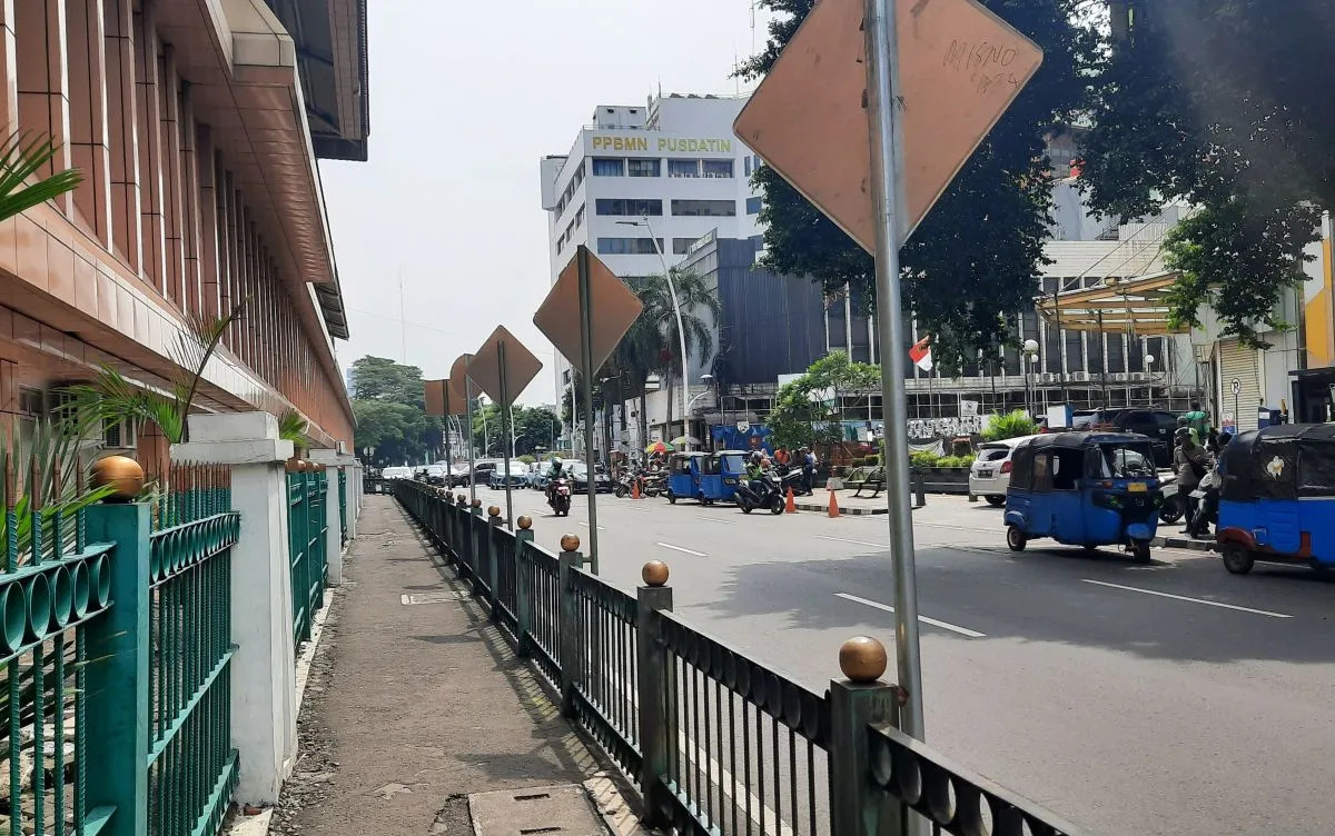Viral! Penumpang Lompat Pagar Stasiun Cikini, KAI Ungkap Alasan Kenapa Pintu Tengah Tak Dibuka