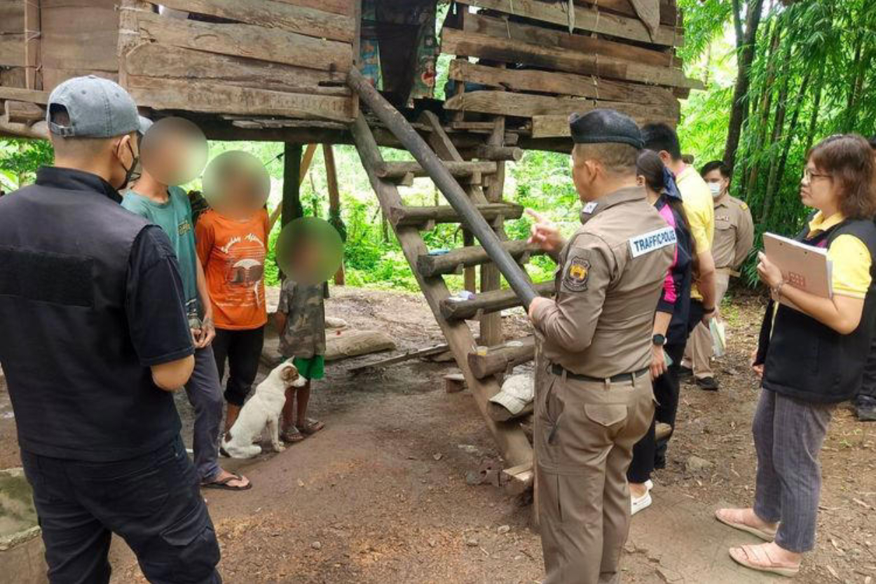 Miris! Bocah 8 Tahun Diasuh Anjing Gegara Ibunya Kecanduan, Sekarang Cuma Bisa Menggonggong