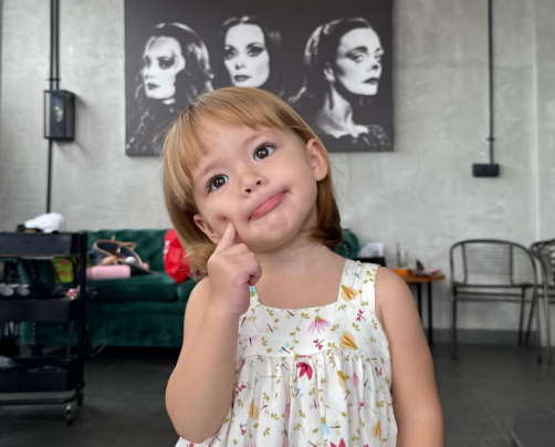 Foto Kamari Sky dengan Gaya Rambut Baru Bikin Netizen Gemas, Anak Jennifer Coppen Makin Kayak Seleb Cilik!