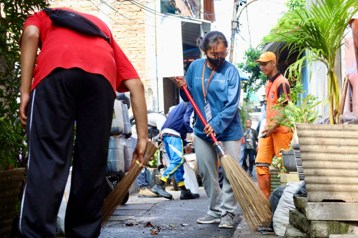 Lulusan S1 Rela Nyebur Selokan! Cari Nafkah Jadi PPSU di Tengah Susahnya Dapat Kerja