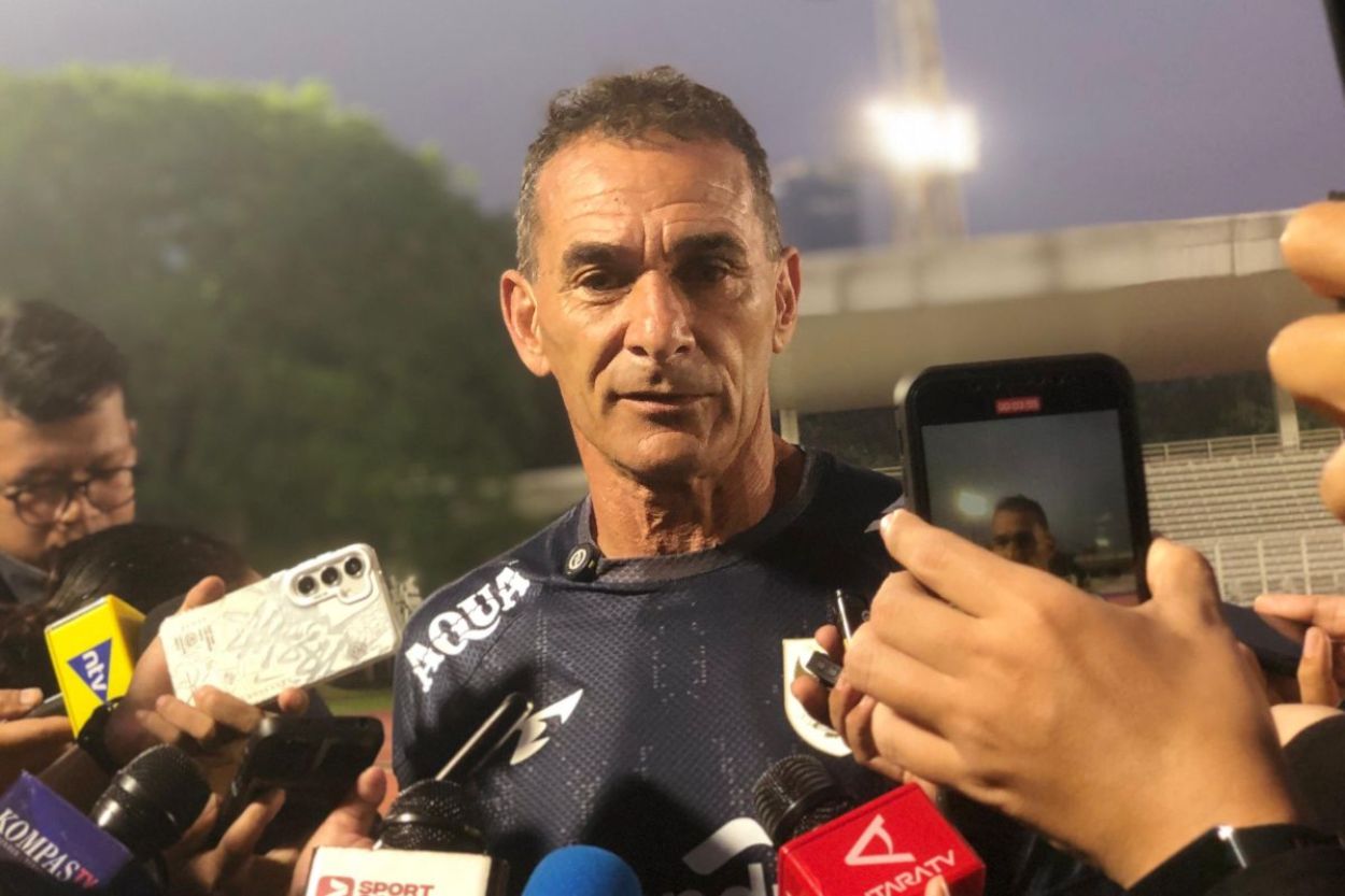 Pelatih Gerald Vanenburg Ancam Jens Raven Gara-gara Selebrasi Pacu Jalur