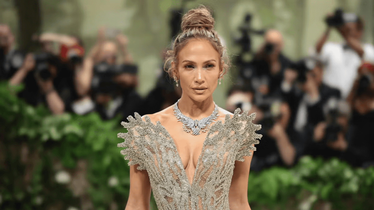 Jennifer Lopez Alami Insiden Kostum Saat Konser: "Untung Pakai Underwear!"