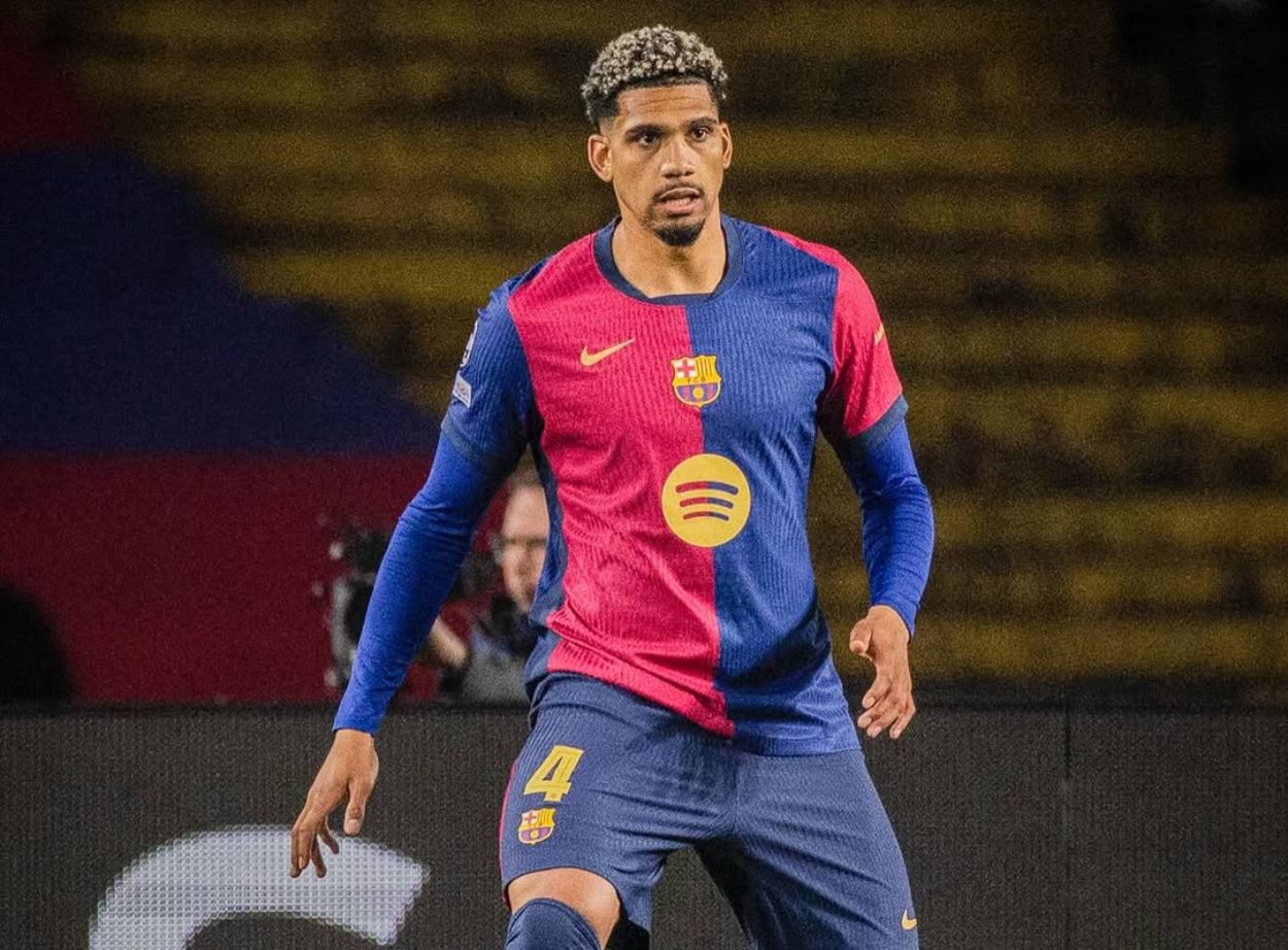 Hansi Flick Tegaskan Ronald Araujo Tidak Akan Tinggalkan Barcelona
