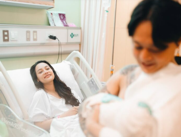 Bukan Ayahnya, Tapi DJ Bravy yang Temani Erika Carlina Lahiran