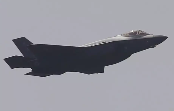 Jet Tempur F-35C Amerika Serikat Jatuh dan Terbakar di Lahan Kosong, Pilot Berhasil Selamat