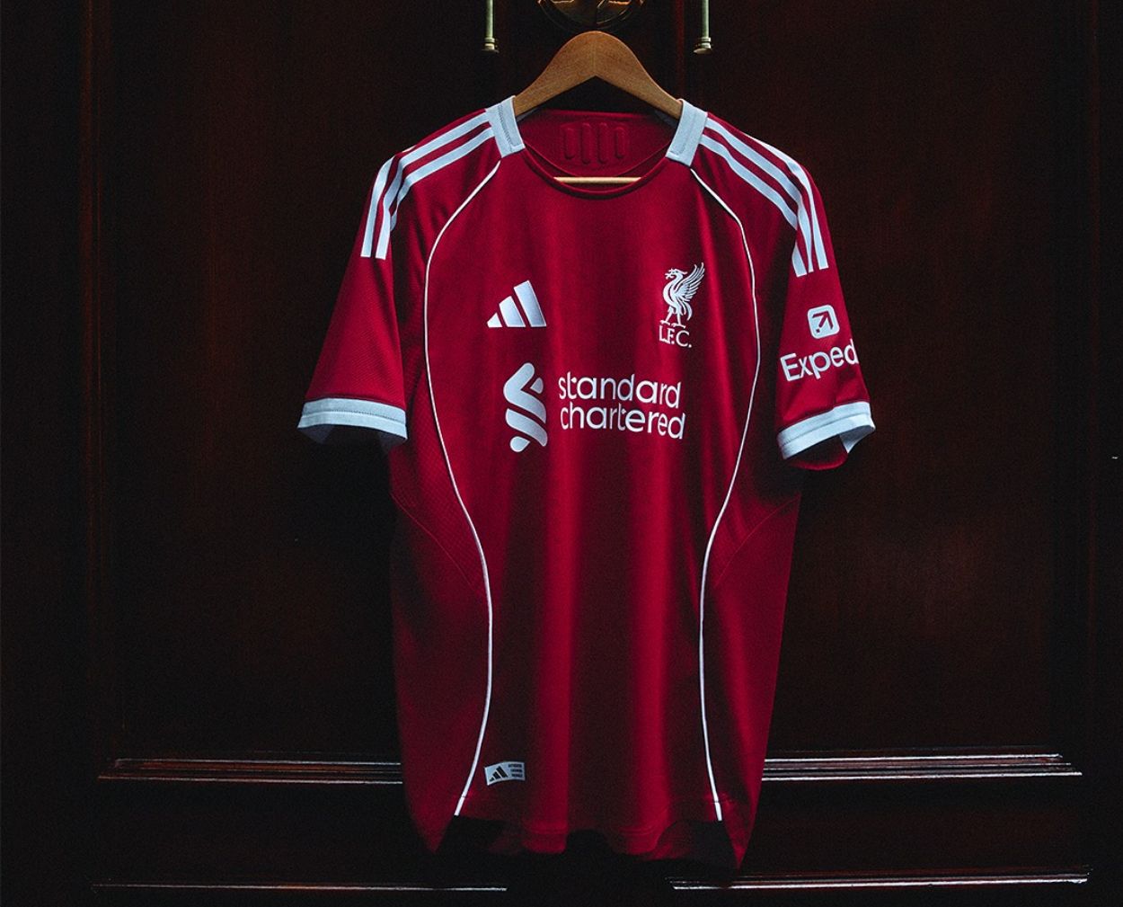 Reuni Bareng Adidas, Liverpool Rilis Jersey Kandang dan Tandang Baru