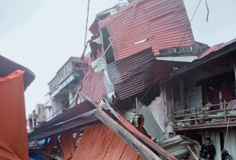 Puluhan Rumah Hancur Disapu Puting Beliung di Kerinci, Jambi! Lalu Lintas Macet Total