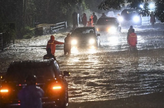Tips Terobos Banjir Biar Mobil Nggak Rusak Mesin, Ini Trik dari Ahlinya