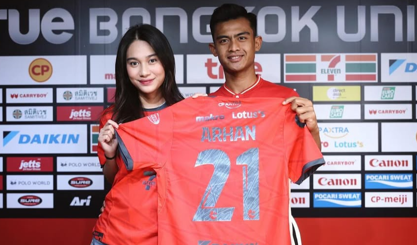 Azizah Salsha Jadi Sorotan saat Dampingi Pratama Arhan Teken Kontrak Bersama Bangkok United