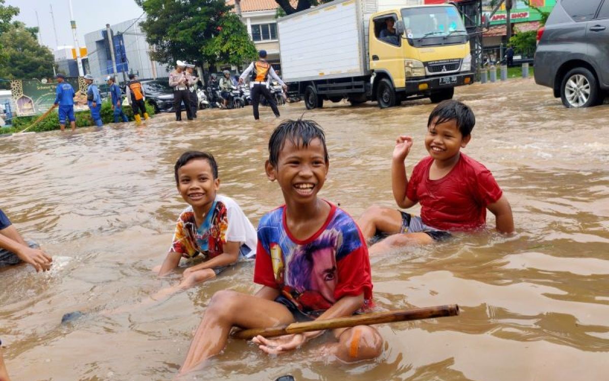 Banjir di Kembangan Jadi Hiburan, Anak-anak Main Bola dan Bantu Pemotor Mogok