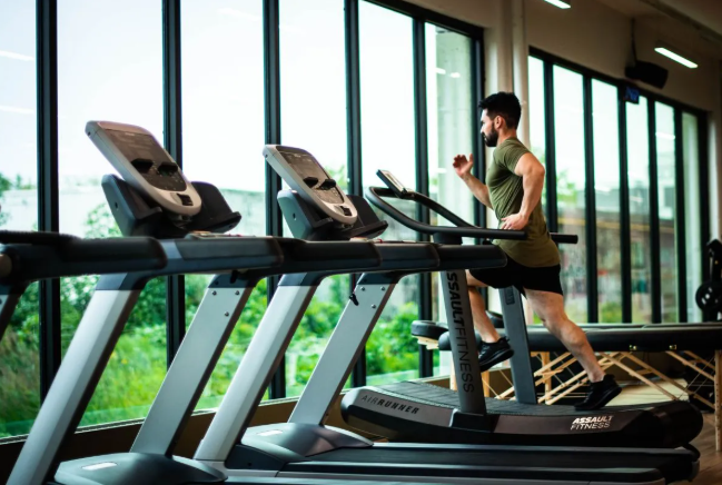 Baru Pertama Kali ke Gym? Hindari 6 Kesalahan Fatal Ini Biar Gak Nyesel dan Tetap Konsisten!
