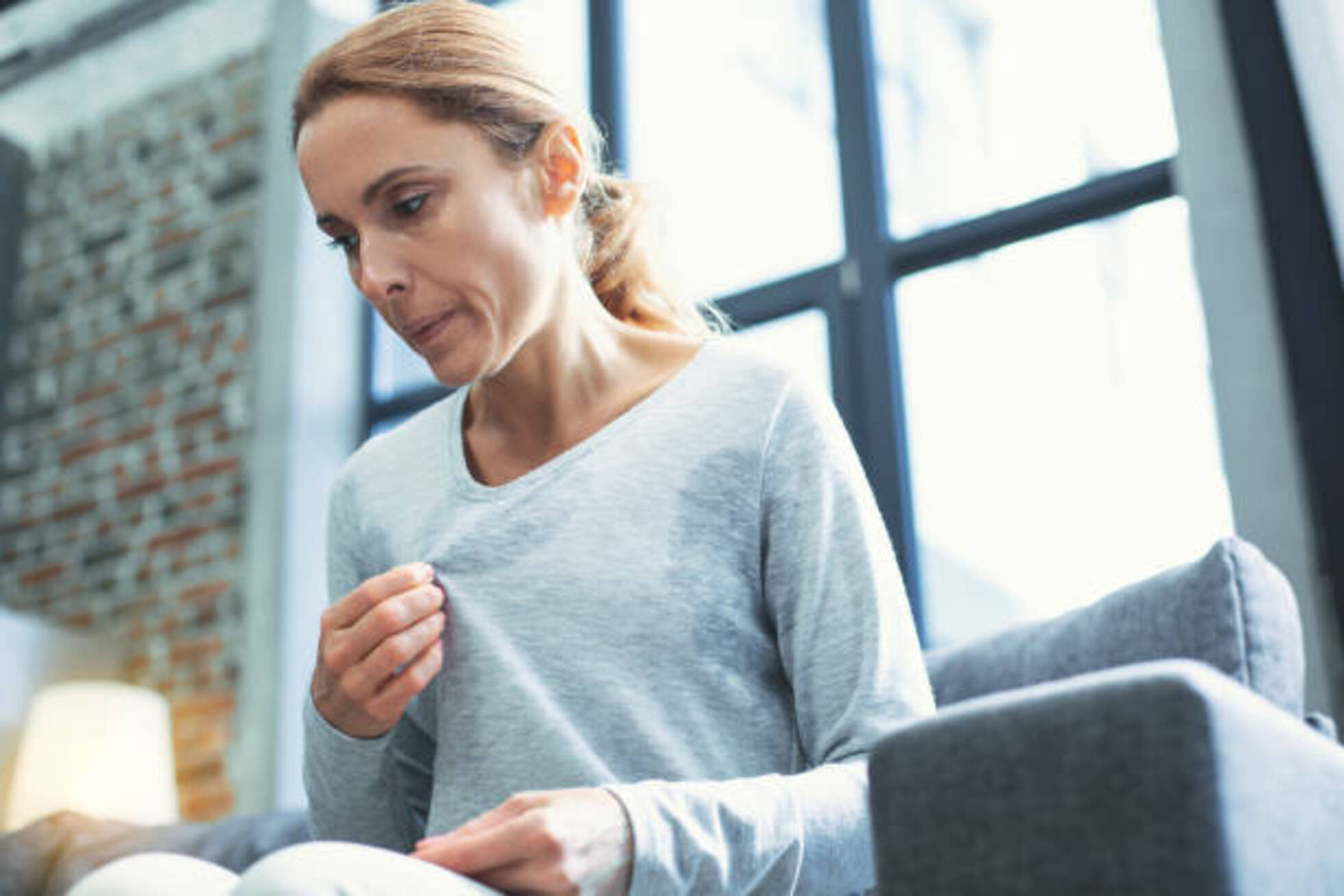 Benarkah Fluktuasi Hormon Selama Menopause Bisa Picu Mata Kering pada Perempuan? Ini Penjelasannya!