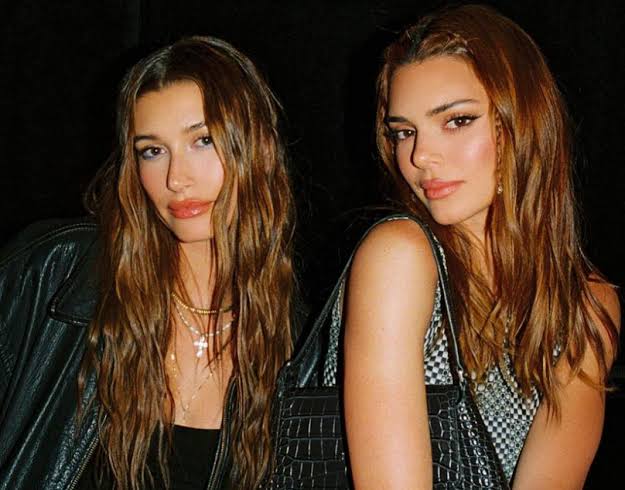 Bening Tanpa Makeup, Hailey Bieber dan Kendall Jenner Tampil Glowing Jelang Coachella!