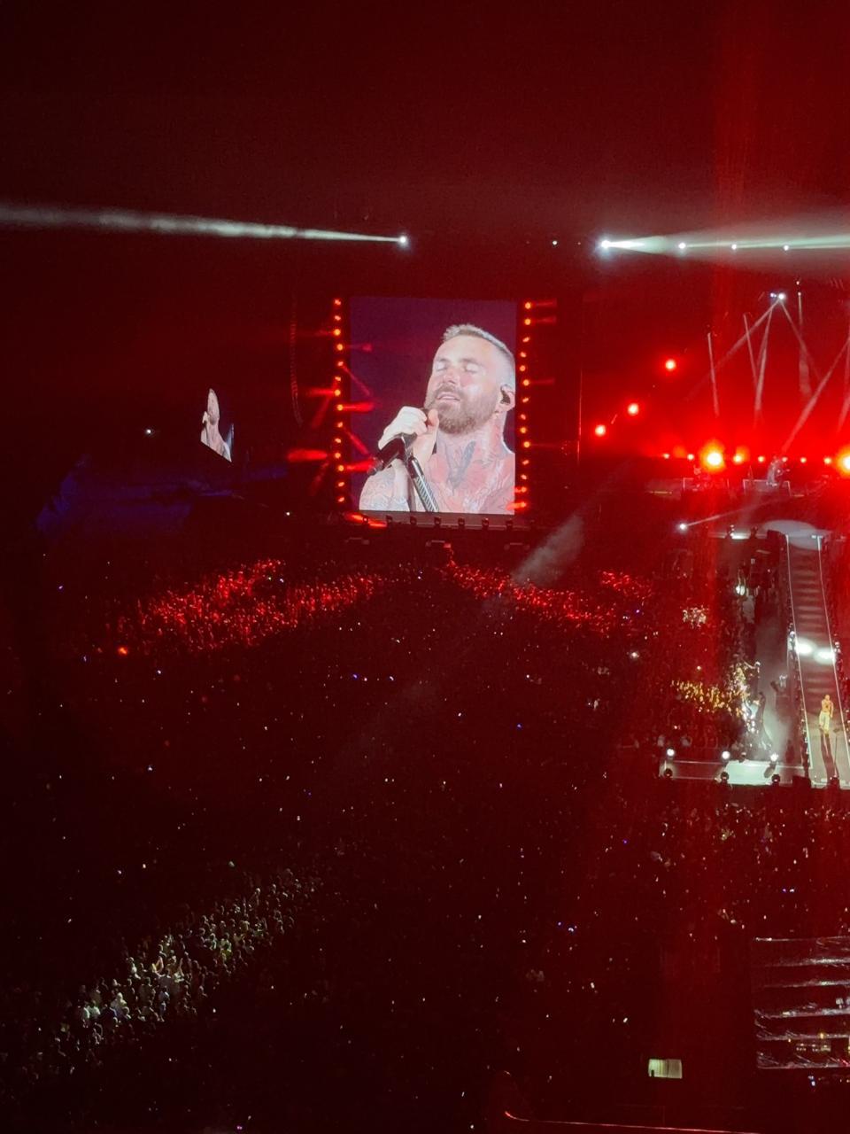 Dari Histeris sampai Haru, Intip Konser Maroon 5 di JIS