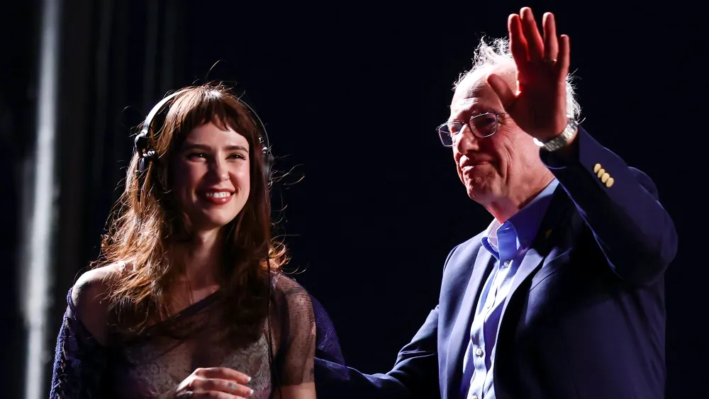 Bernie Sanders Kejutkan Panggung Coachella dengan Seruan Politik: "Masa Depan Amerika Ada di Tangan Kalian"