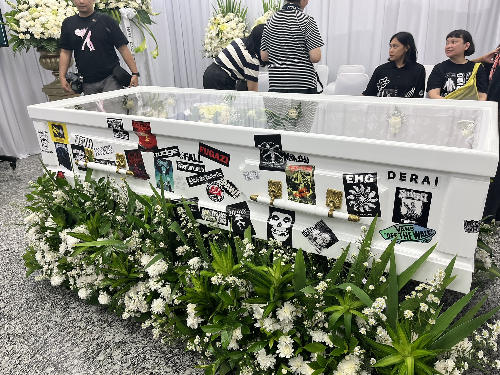 Bikin Merinding! Peti Mati Ricky Siahaan Dipenuhi Stiker Band, Netizen: Peti Mati Terkeren, No Debat!