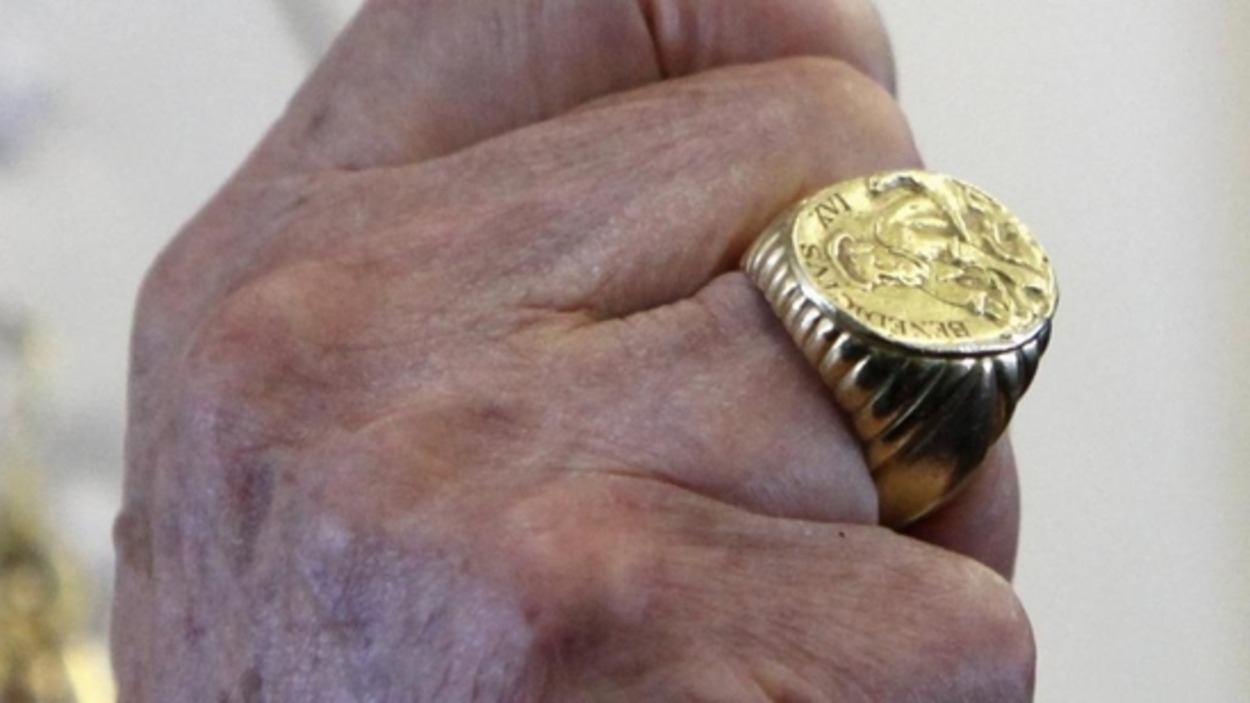 Bikin Penasaran! Ini Alasan Cincin Paus Harus Dihancurkan Setelah Meninggal