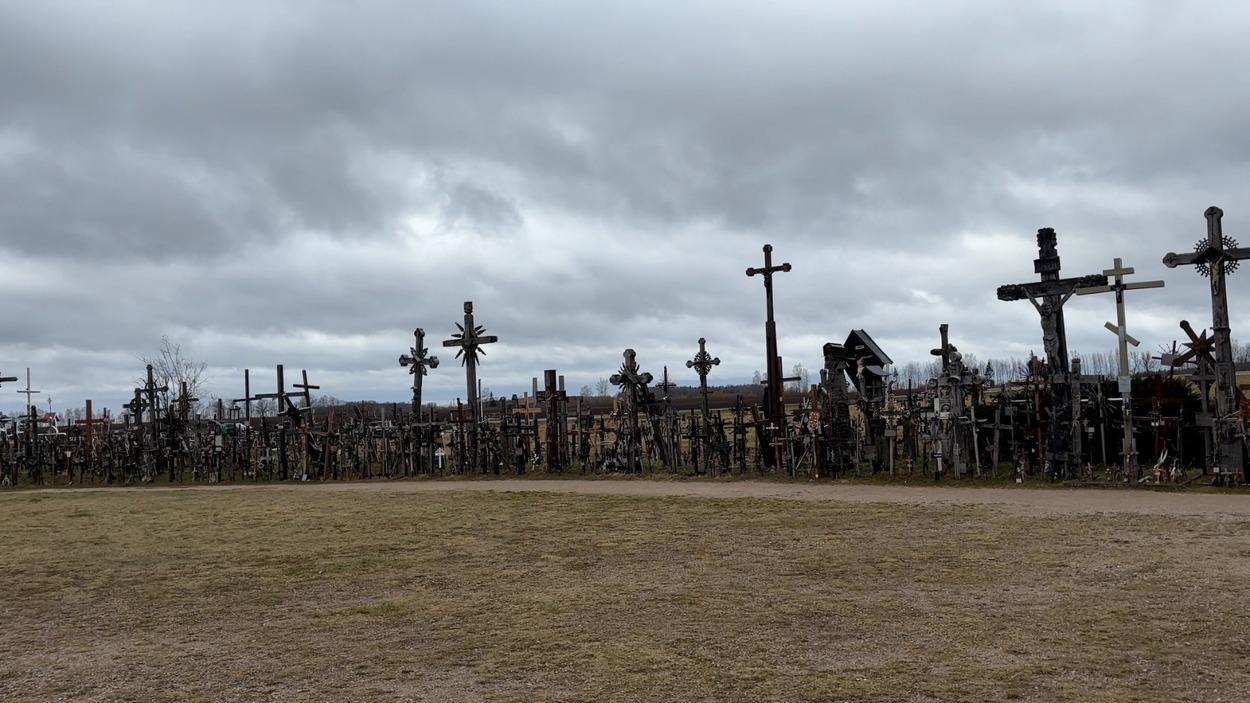 Bukit Salib Lithuania: Simbol dan Cerita Haru Tentang Iman, Pengorbanan, dan Perdamaian