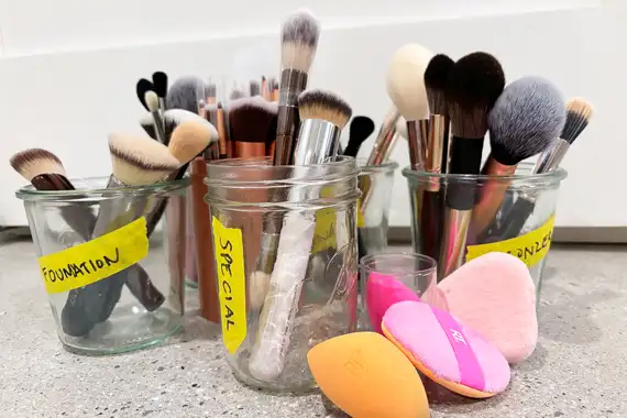 Cara Bersihkan Kuas Makeup dan Sponge dengan Benar, Wajah Glowing Tanpa Breakout