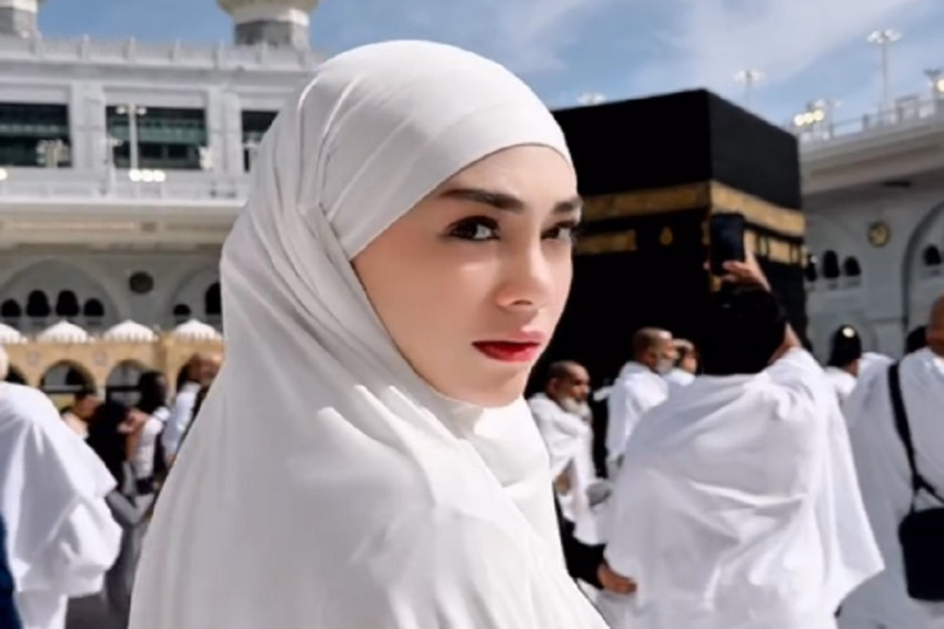 Celine Evangelista Umrah Perdana Usai Mualaf, Tangis Haru Pecah di Depan Ka'bah!