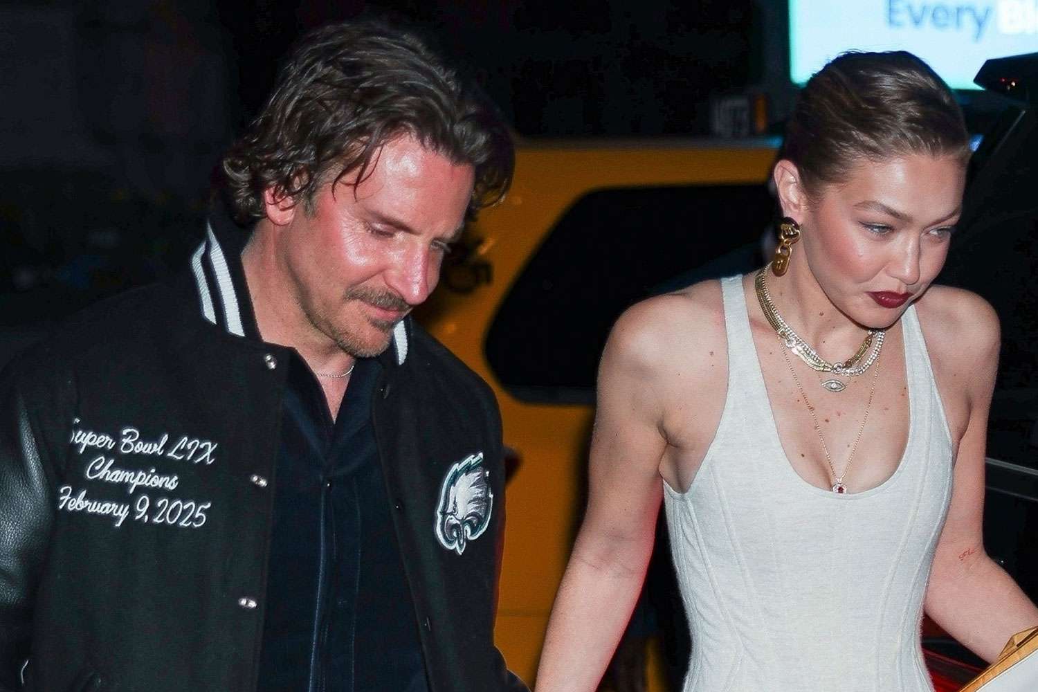 Cincin Emas di Jari Manis Gigi Hadid Bikin Heboh Saat Rayakan Ultah ke-30 Bareng Bradley Cooper