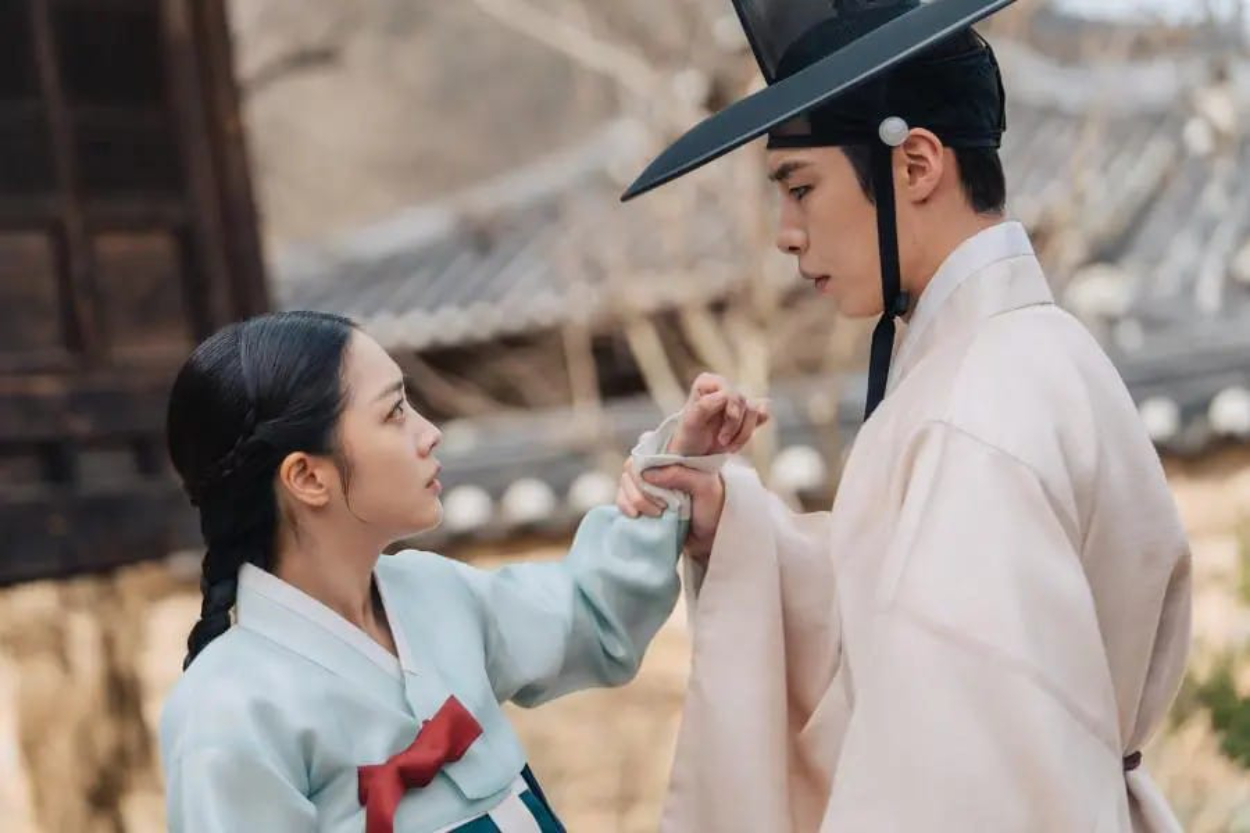 Cinta, Rahasia, dan Luka Lama: Ketegangan Nan Romantis Lee Jae Wook dan Jo Bo Ah di Dear Hongrang Buat Penasaran