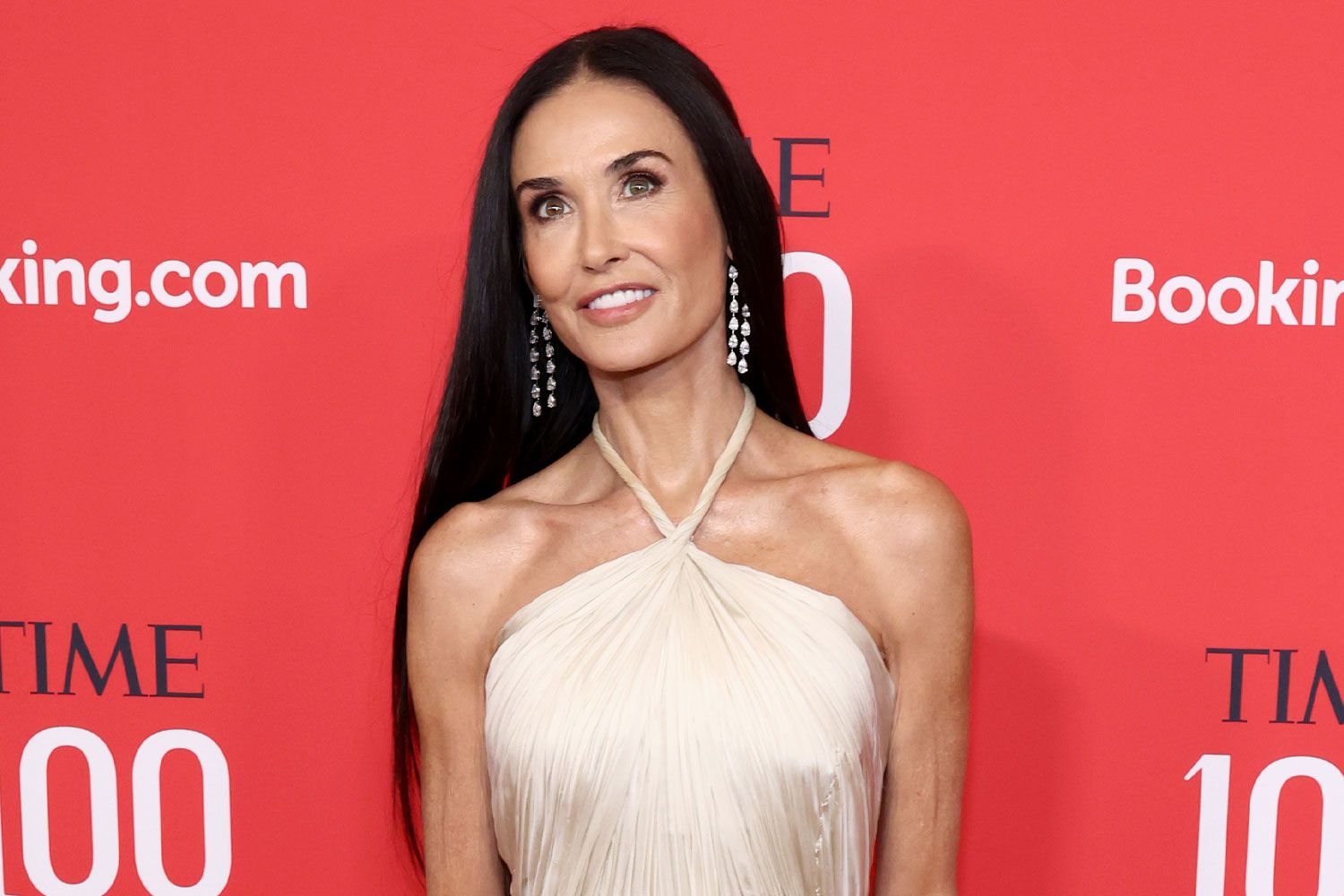 Demi Moore Tampil Bak Dewi di TIME100 Gala, Pakai Gaun Thigh-High yang Bertabur 27 Berlian