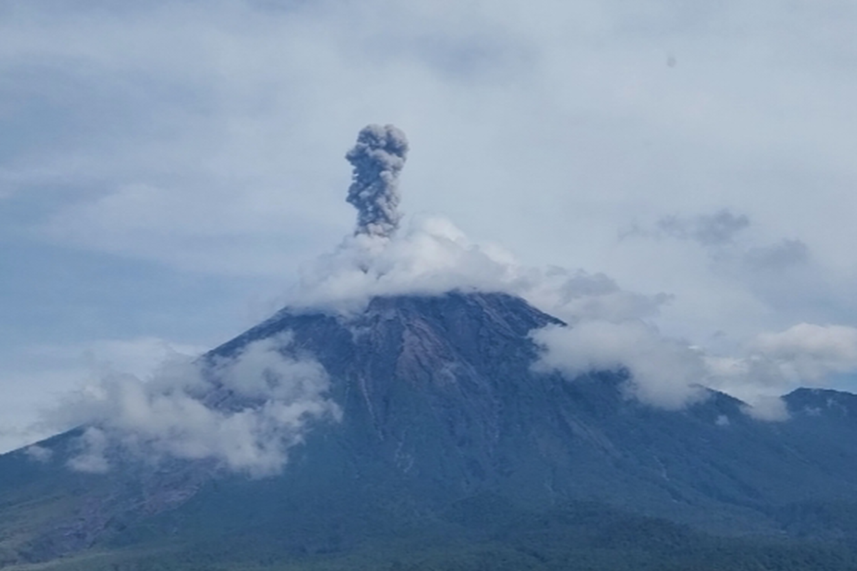 Erupsi Semeru Terjadi Empat Kali dalam Sehari, Warga Diminta Waspada